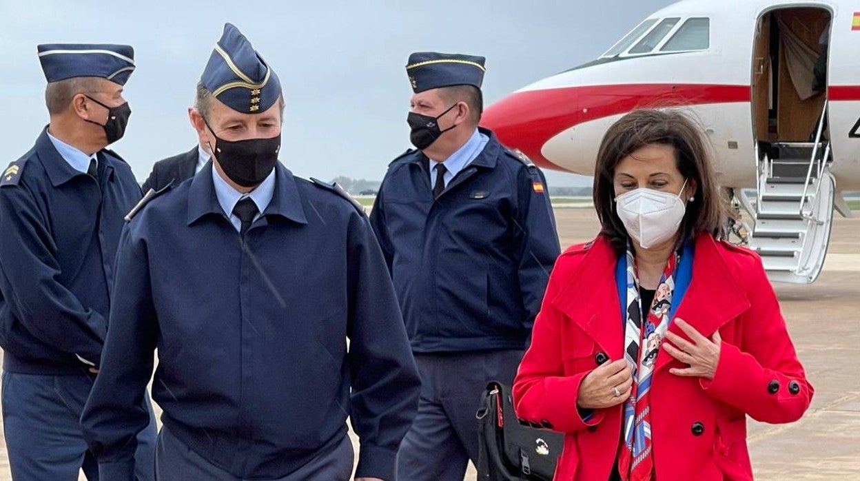 Margarita Robles agradece al Ejército del Aire la preparación de la ayuda a Ucrania en la Base de Morón