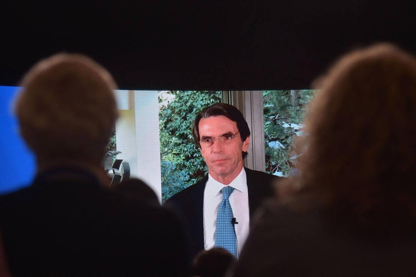 José María Aznar, que ha dado positivo en Covid, ha intervenido por videoconferencia: «De aquí tenemos que salir dejando atrás los errores, pero no a las personas». 