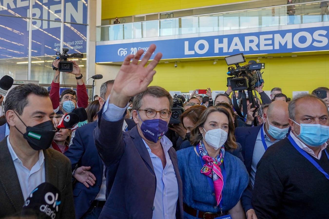 Feijóo ha llegado al Congreso acompañado por la que será su Secretaria General, Cuca Gamarra, y el presidente andaluz, Juanma Moreno. 