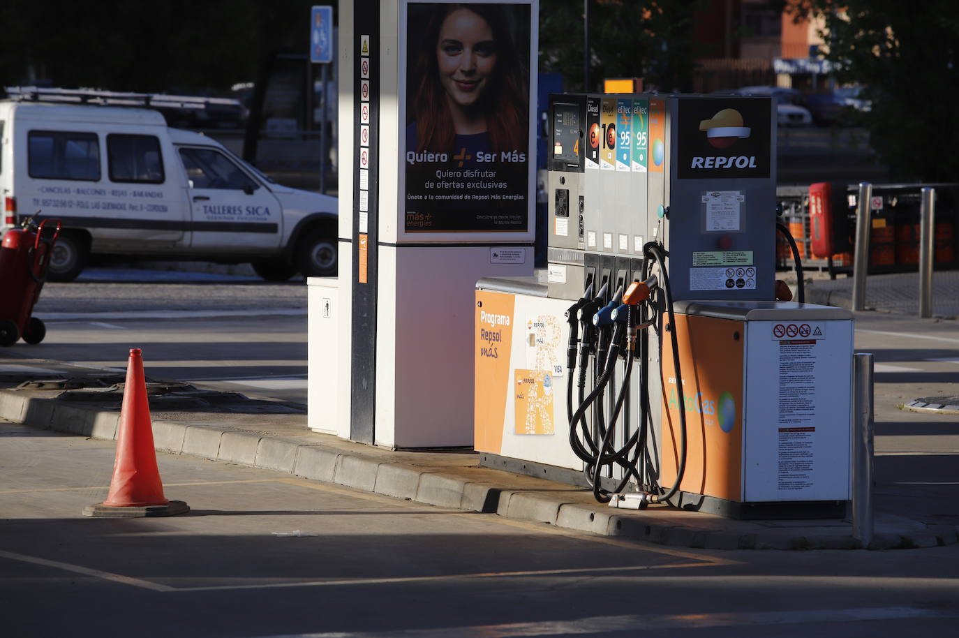 El primer día de descuentos en las gasolineras de Córdoba, en imágenes