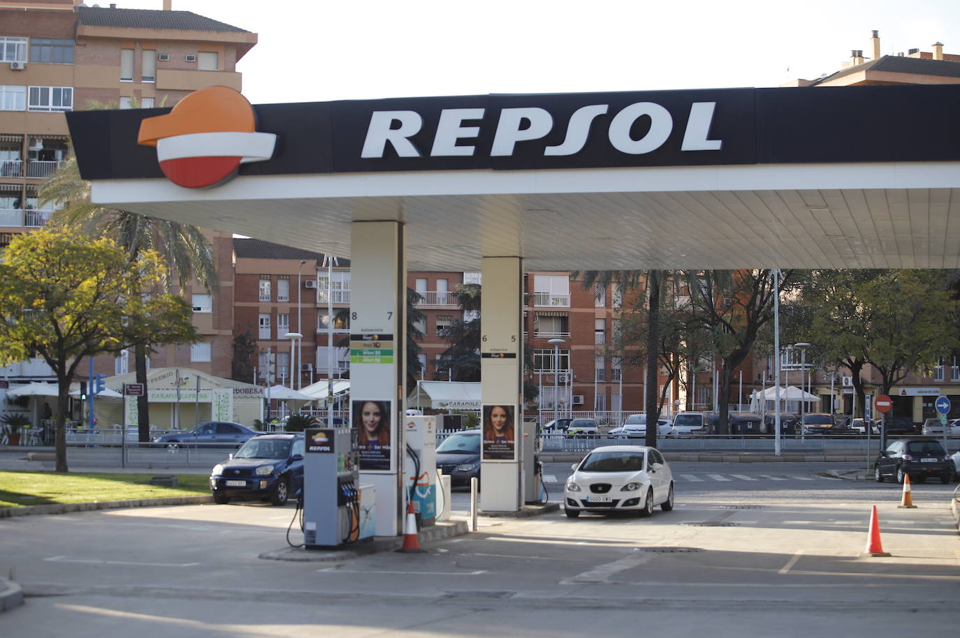 El primer día de descuentos en las gasolineras de Córdoba, en imágenes