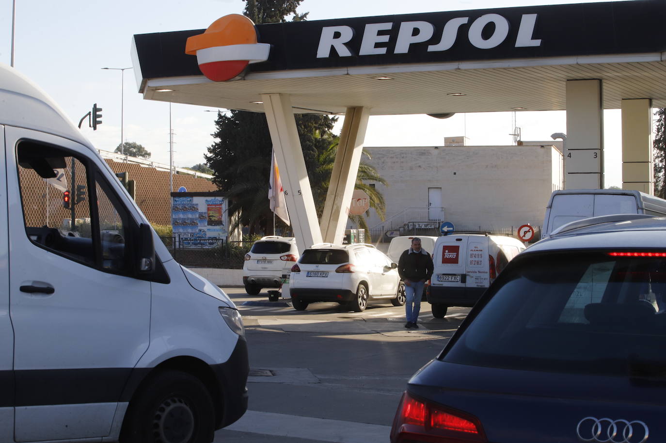 El primer día de descuentos en las gasolineras de Córdoba, en imágenes