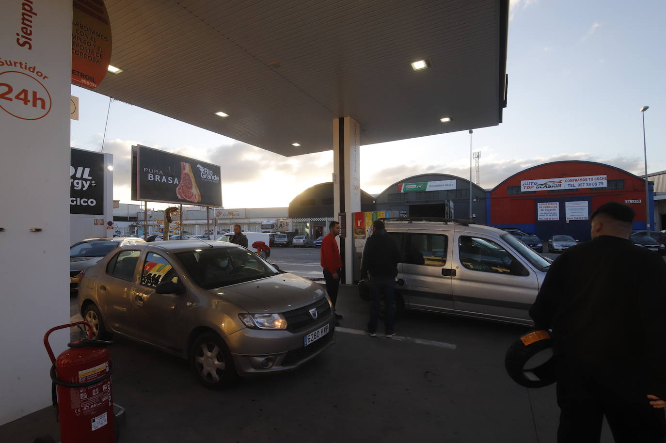 El primer día de descuentos en las gasolineras de Córdoba, en imágenes