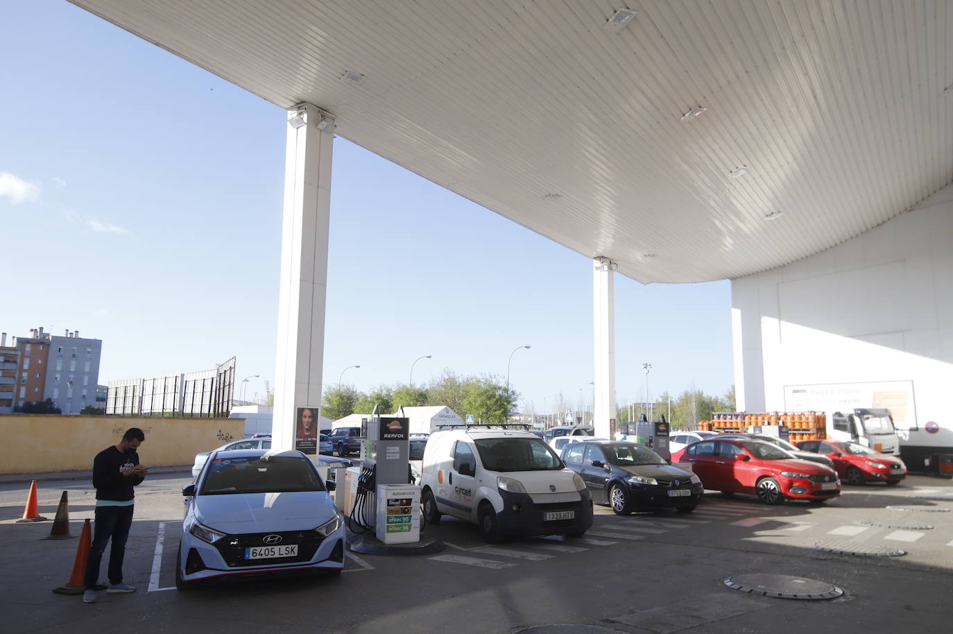 El primer día de descuentos en las gasolineras de Córdoba, en imágenes