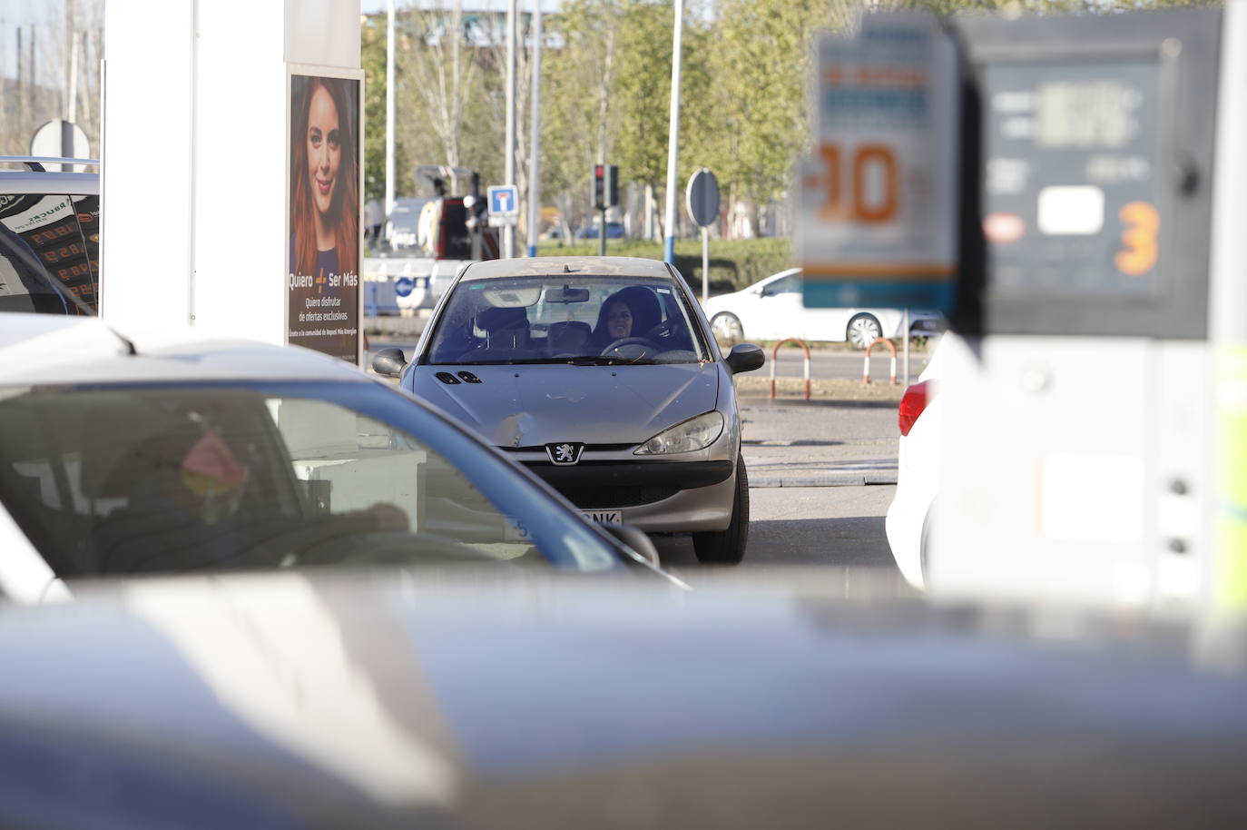 El primer día de descuentos en las gasolineras de Córdoba, en imágenes