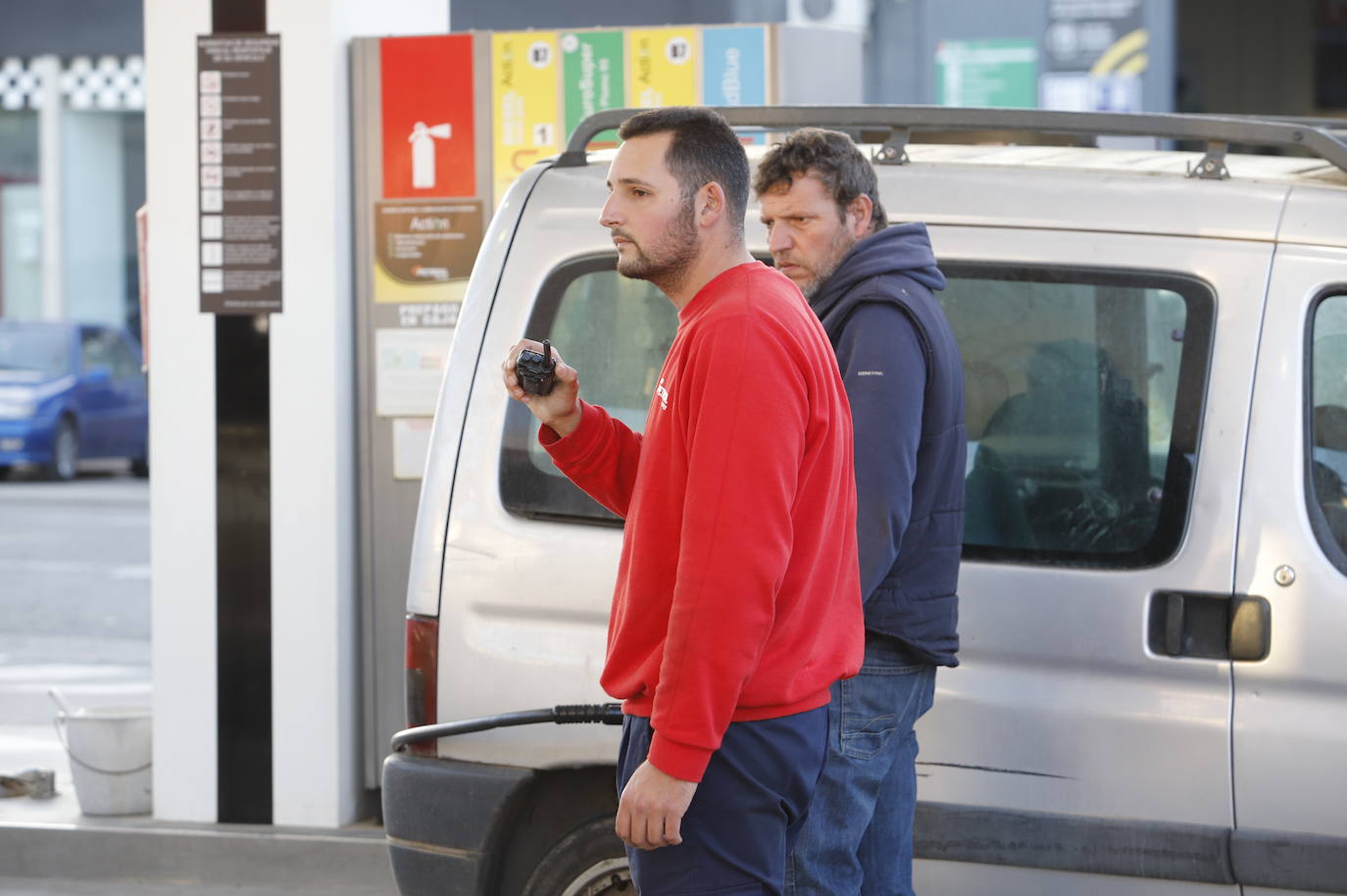 El primer día de descuentos en las gasolineras de Córdoba, en imágenes