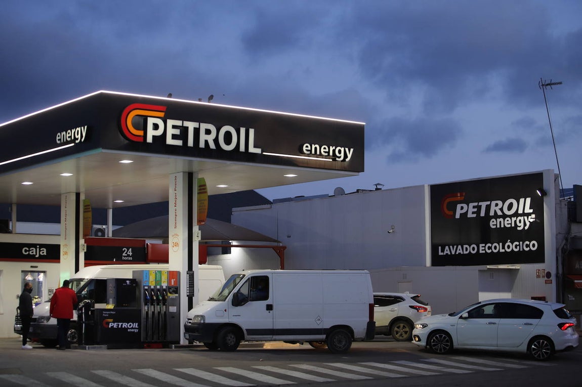 El primer día de descuentos en las gasolineras de Córdoba, en imágenes