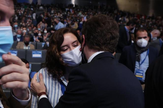 Pablo Casado saluda a la presidenta de la comunidad de Madrid, Isabel Díaz Ayuso, con un frío beso. 