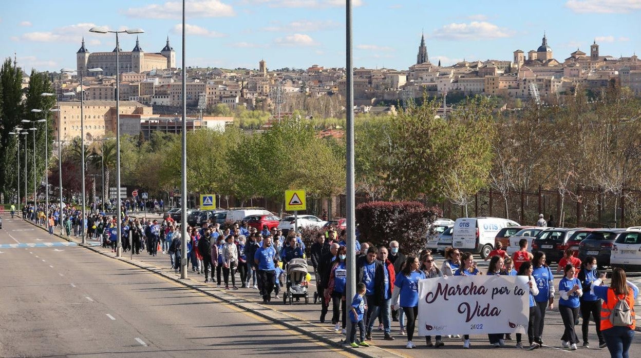 Multitudinaria Marcha por la Vida por las calles de Toledo