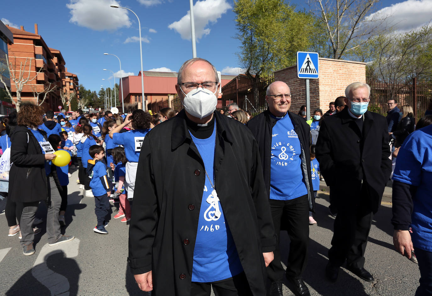 El arzobispo de Toledo, Francisco Cerro, fue el encargado de abrir la multidinaria marcha por la vida que tras salir del colegio ‘Nuestra Señora de los Infantes’ recorrió las calles de la ciudad. 