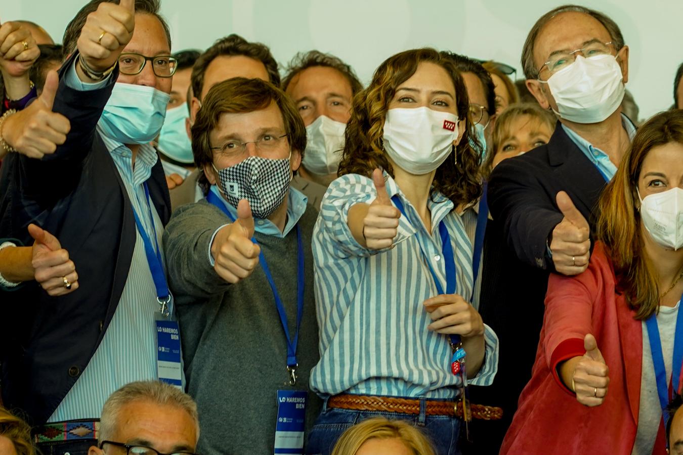 La presidenta de la Comunidad de Madrid, Isabel Díaz Ayuso, y el alcalde de Madrid, Jose Luis Martínez-Almeida, en una foto de familia con la agrupación del PP de Madrid. 