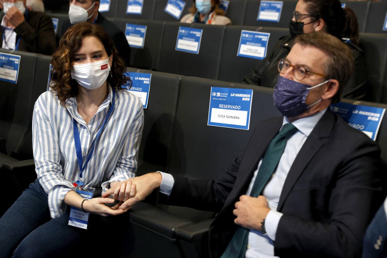 Isabel Díaz Ayuso saluda a Alberto Núñez Feijóo durante la segunda jornada del Congreso Nacional del PP. 