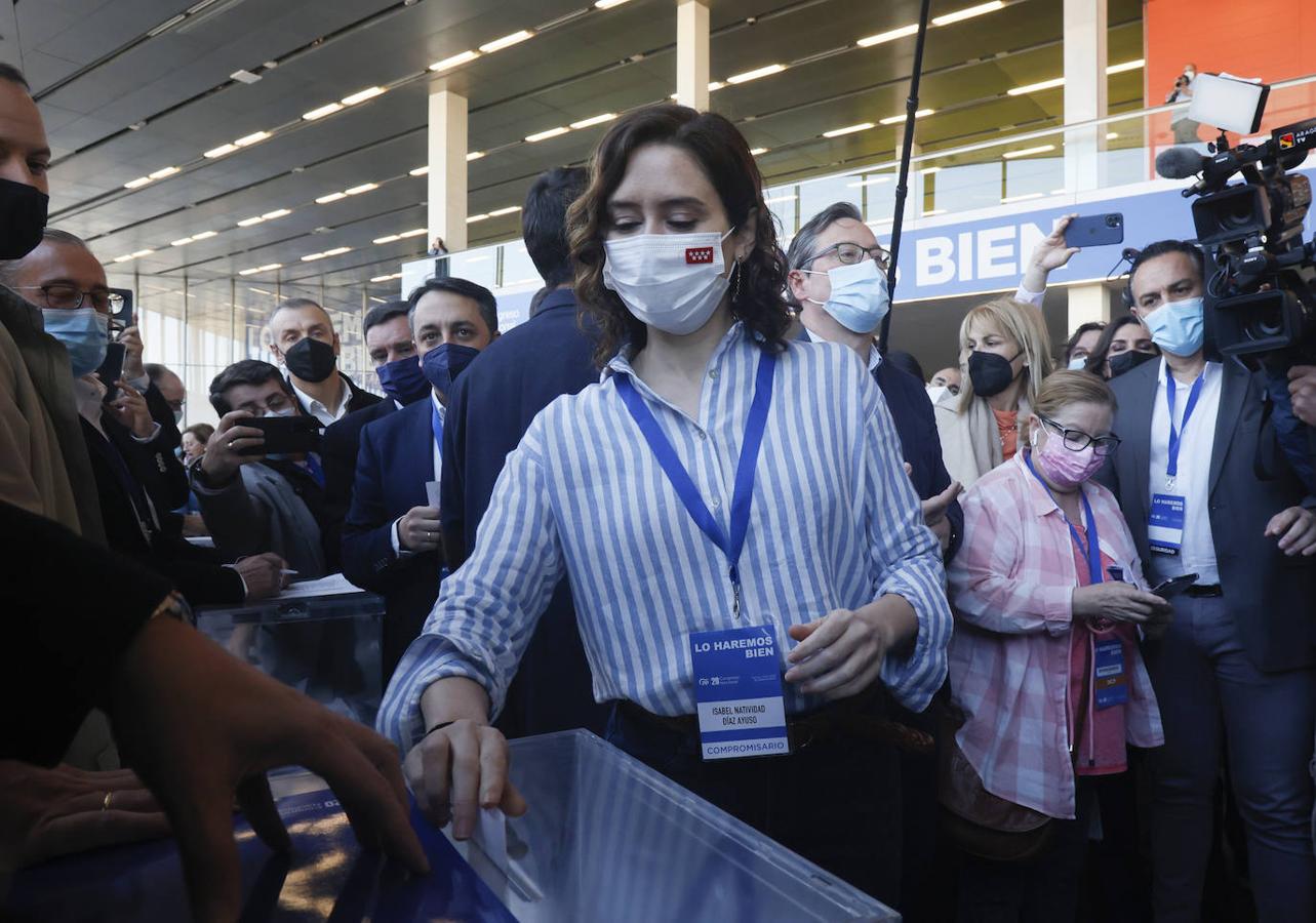 La presidenta de la Comunidad de Madrid, Isabel Díaz Ayuso, deposita su voto en la urna. 