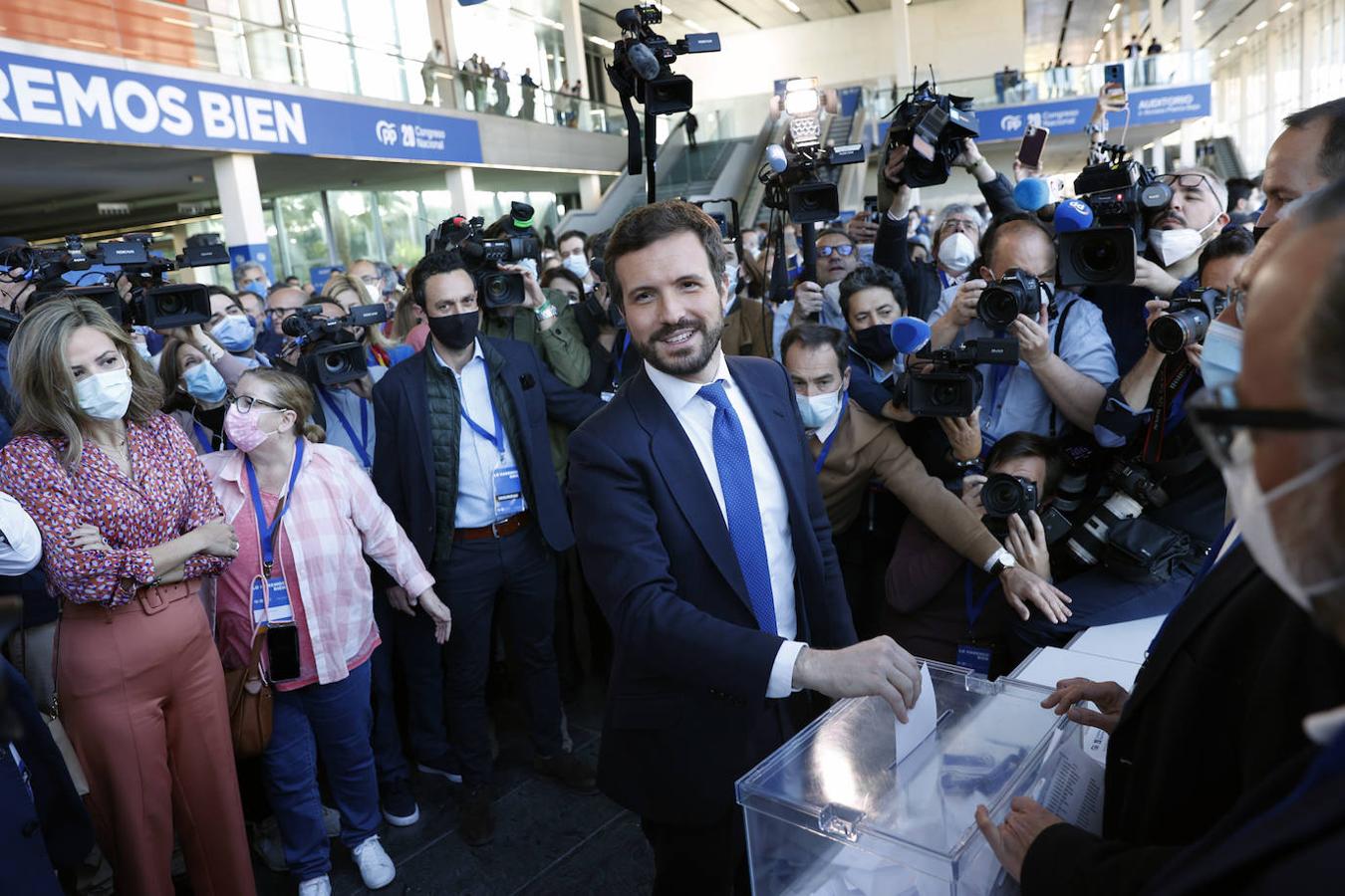 Pablo Casado vota para elegir al nuevo presidente del PP durante la segunda jornada. 