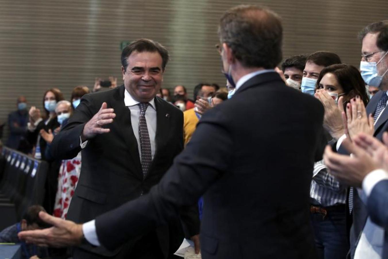 El vicepresidente de la Comisión Europea, Margaritis Schinas, se dirige a abrazar al presidente de la Xunta, Alberto Núñez Feijóo. 