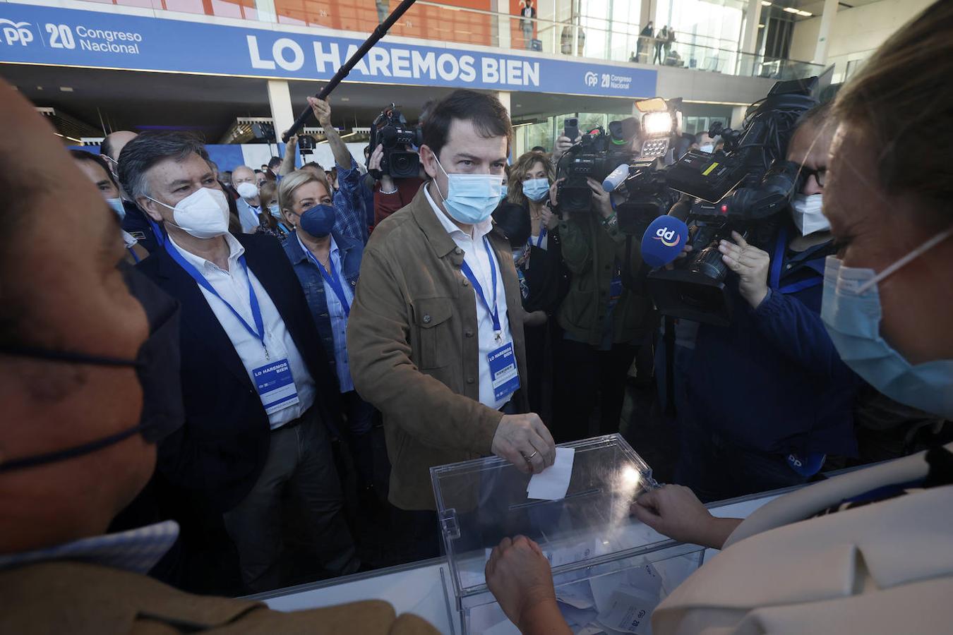 El presidente del PP en Castilla y León y presidente del Ejecutivo regional, Alfonso Fernández Mañueco, vota para elegir al nuevo presidente del partido. 