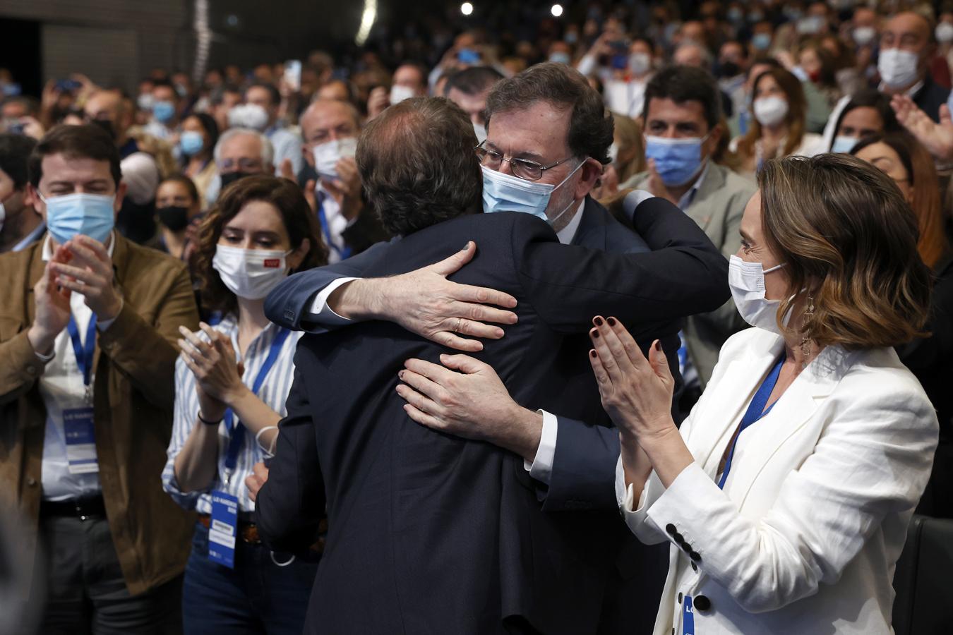 Alberto Núñez Feijóo (de espaldas) es felicitado por el ex presidente del PP Mariano Rajoy (c) tras conocer el resultado de las votaciones. 