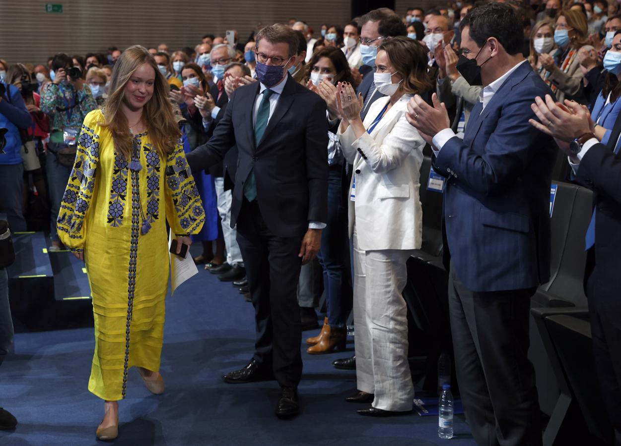 La diputada ucrania Lisa Yasko, de 31 años, recibe una ovación de los asistentes tras su intervención en un homenaje a Ucrania. 