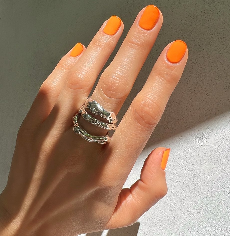 Uñas naranjas. Los colores vibrantes como el naranja son también una buena opción para la primavera. En esta manicura, además, se ha utilizado un tono más oscuro en el filo de la uña, dándole un toque muy original. (Instagram @betina_goldstein).