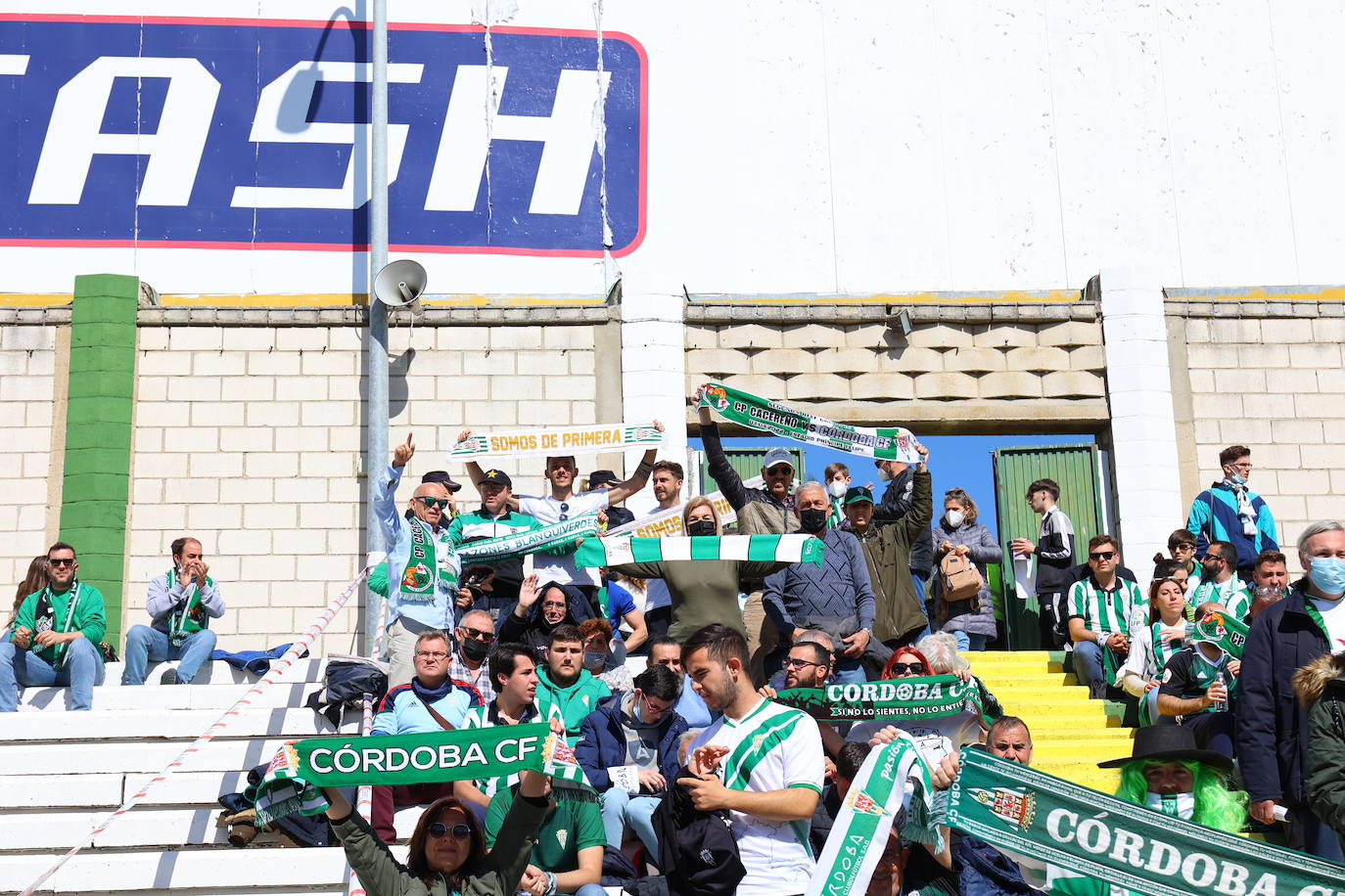 El ambientazo de la afición del Córdoba CF en Cáceres, en imágenes