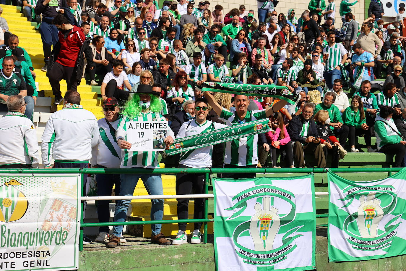 El ambientazo de la afición del Córdoba CF en Cáceres, en imágenes