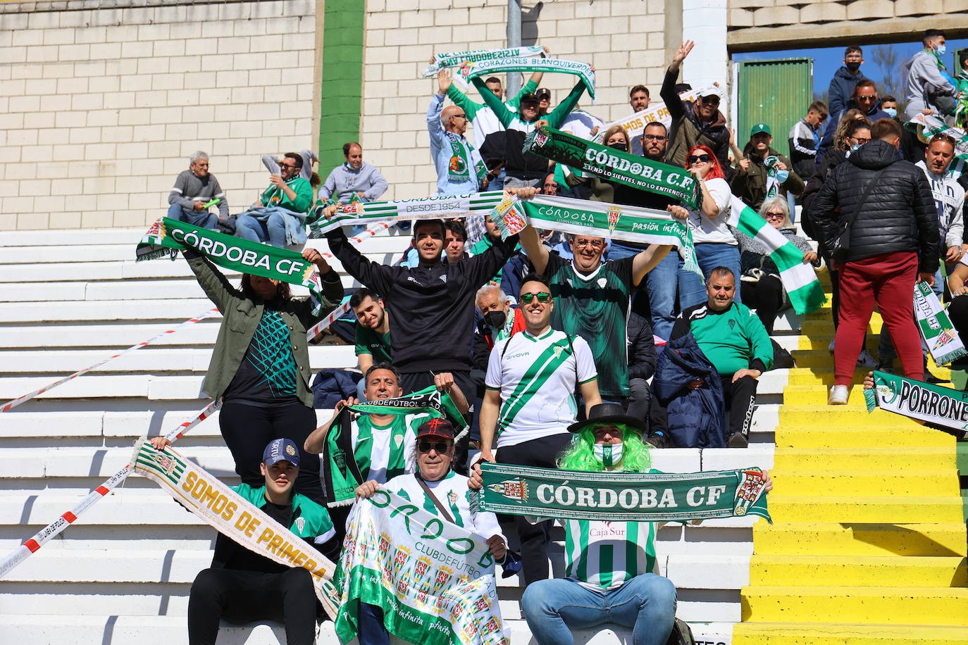 El ambientazo de la afición del Córdoba CF en Cáceres, en imágenes