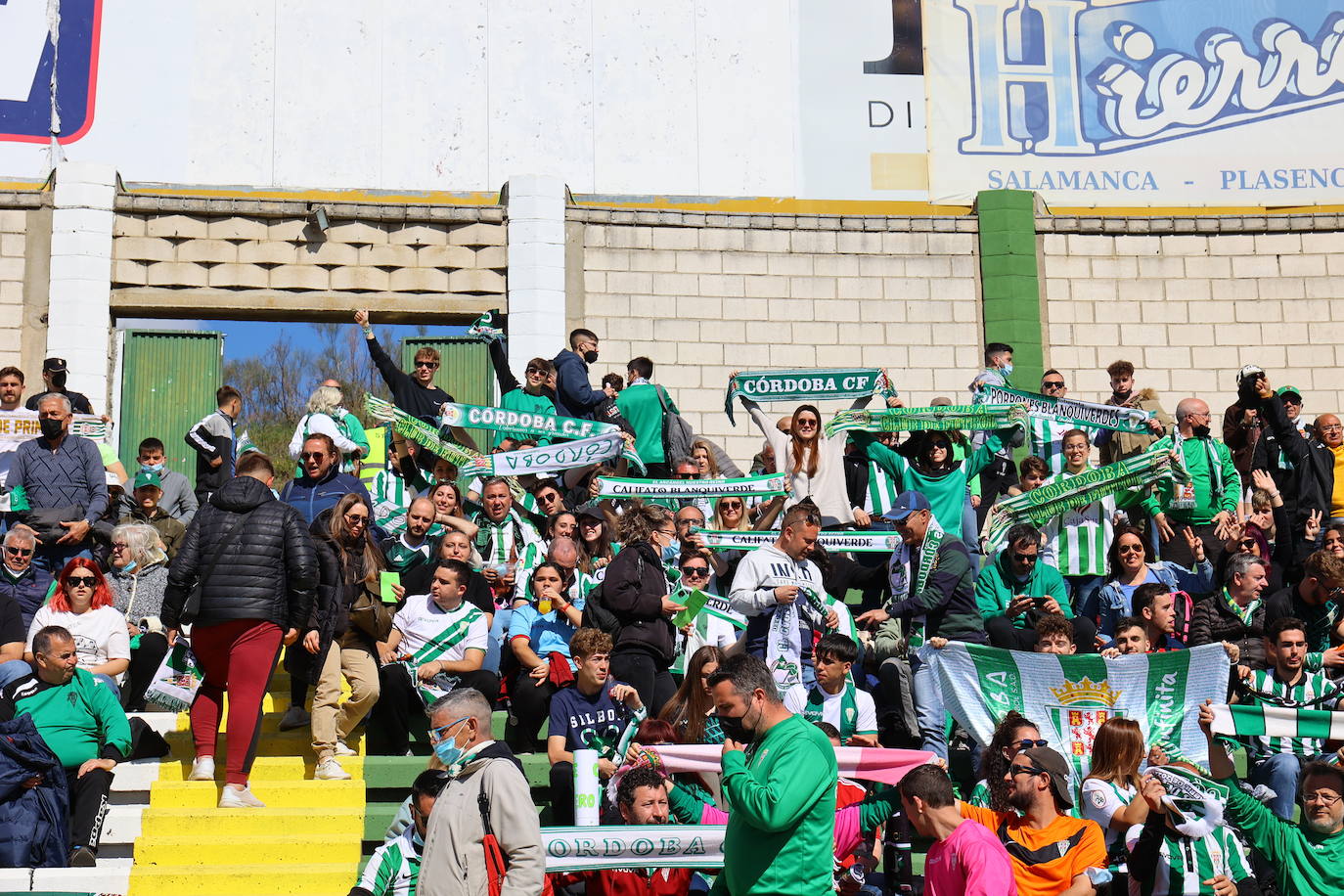 El ambientazo de la afición del Córdoba CF en Cáceres, en imágenes