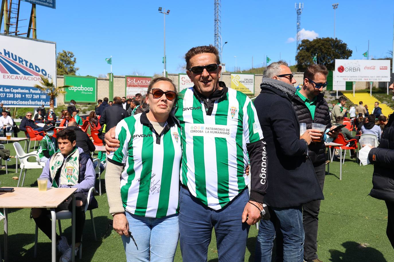 El ambientazo de la afición del Córdoba CF en Cáceres, en imágenes