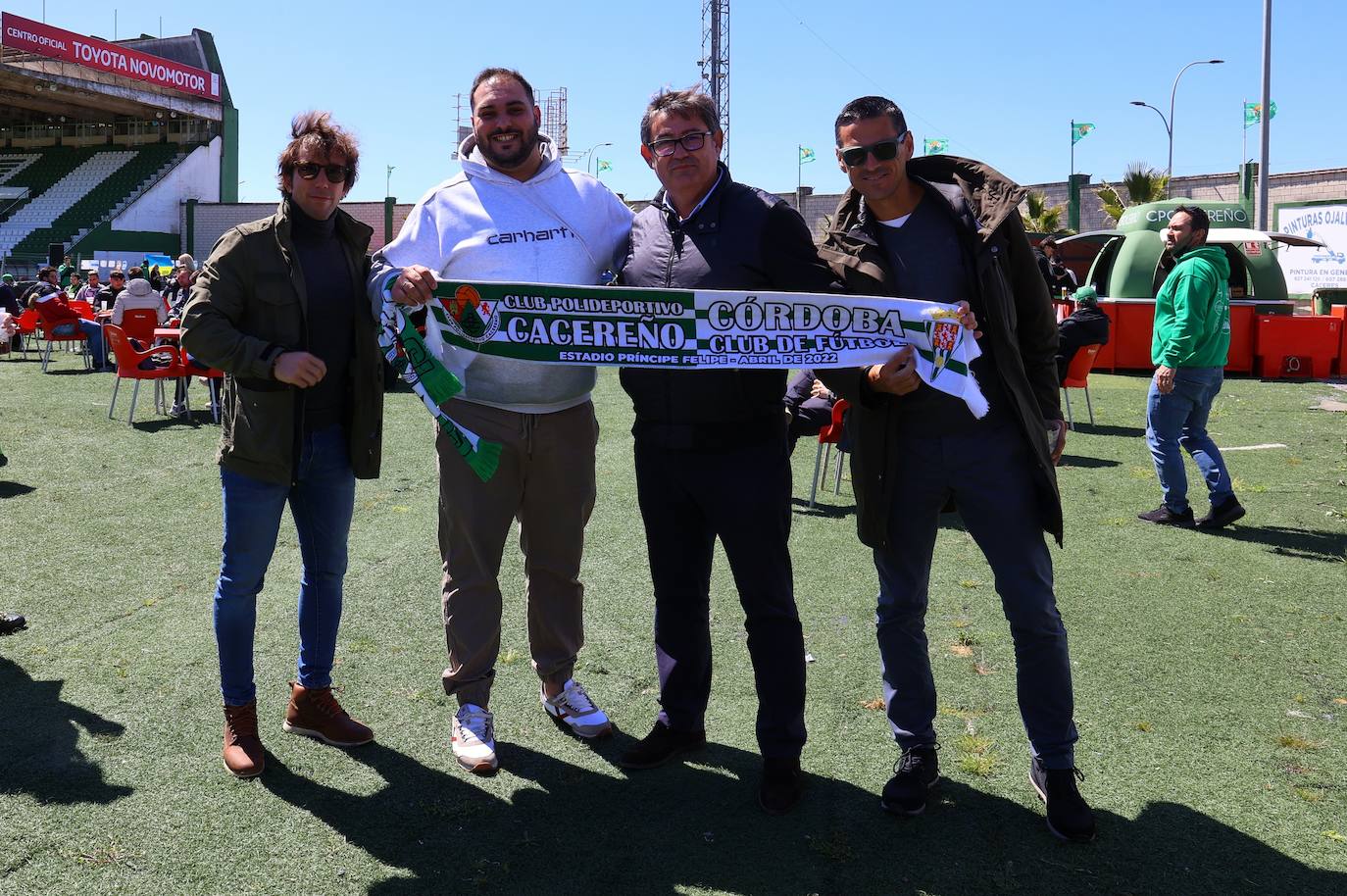 El ambientazo de la afición del Córdoba CF en Cáceres, en imágenes