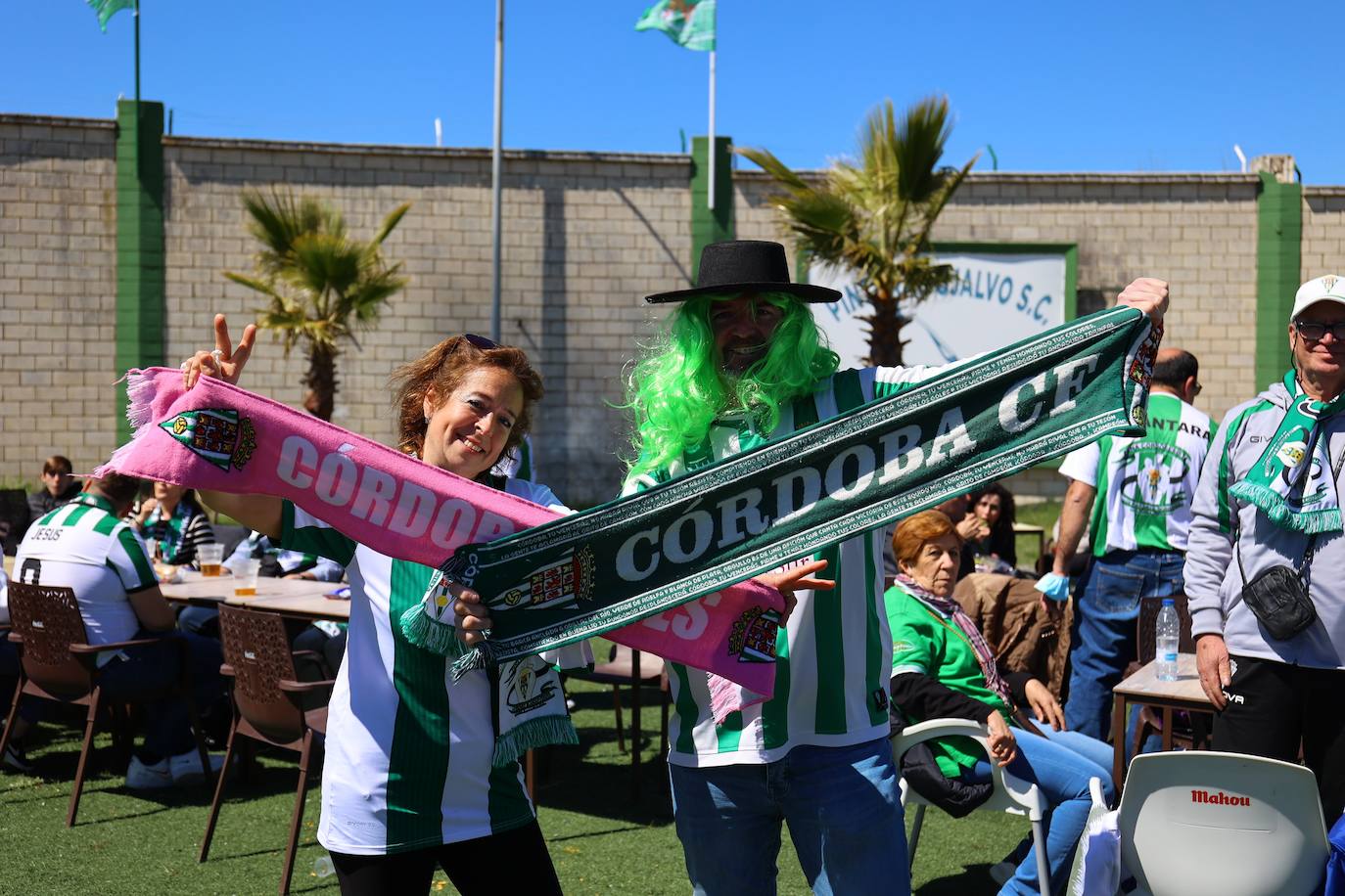 El ambientazo de la afición del Córdoba CF en Cáceres, en imágenes