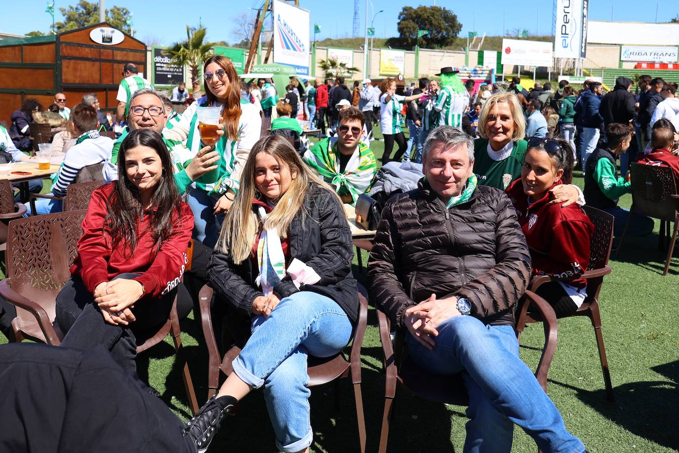 El ambientazo de la afición del Córdoba CF en Cáceres, en imágenes