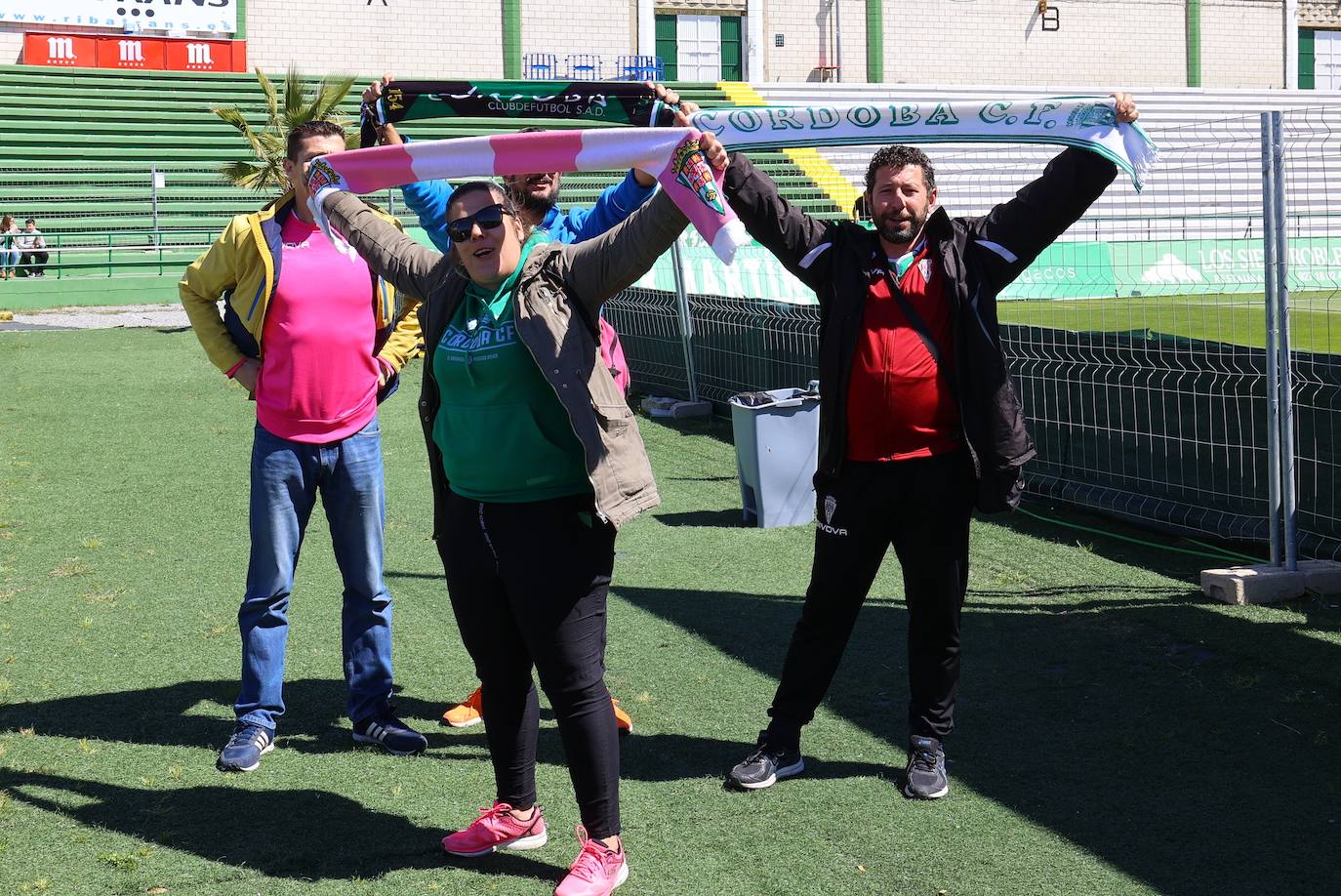 El ambientazo de la afición del Córdoba CF en Cáceres, en imágenes