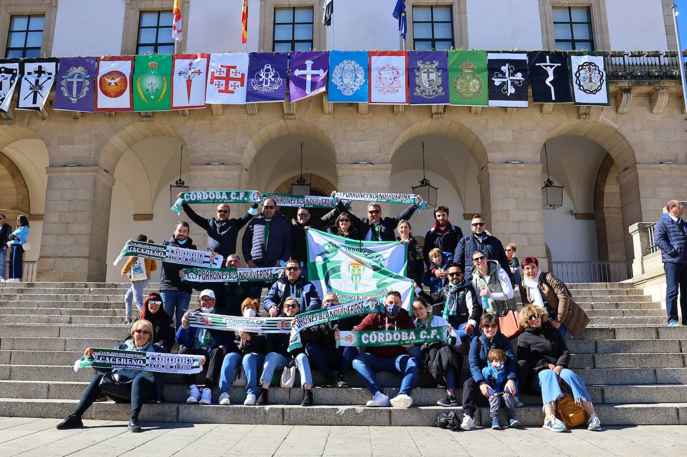 El ambientazo de la afición del Córdoba CF en Cáceres, en imágenes