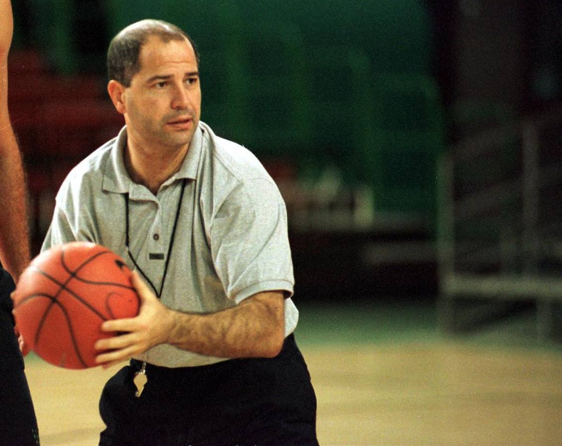 Repaso visual por la vida de Javier Imbroda, primero como entrenador de baloncesto y luego como consejero de Educación y Deportes. AGENCIAS / ABC