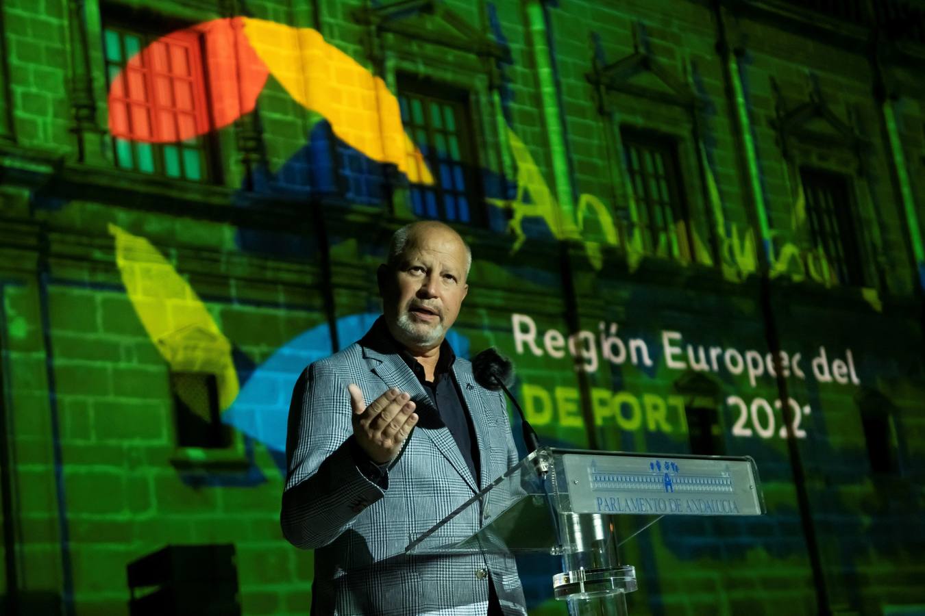 Repaso visual por la vida de Javier Imbroda, primero como entrenador de baloncesto y luego como consejero de Educación y Deportes. AGENCIAS / ABC