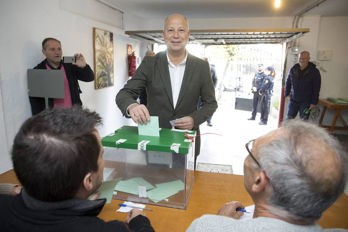 Repaso visual por la vida de Javier Imbroda, primero como entrenador de baloncesto y luego como consejero de Educación y Deportes. AGENCIAS / ABC
