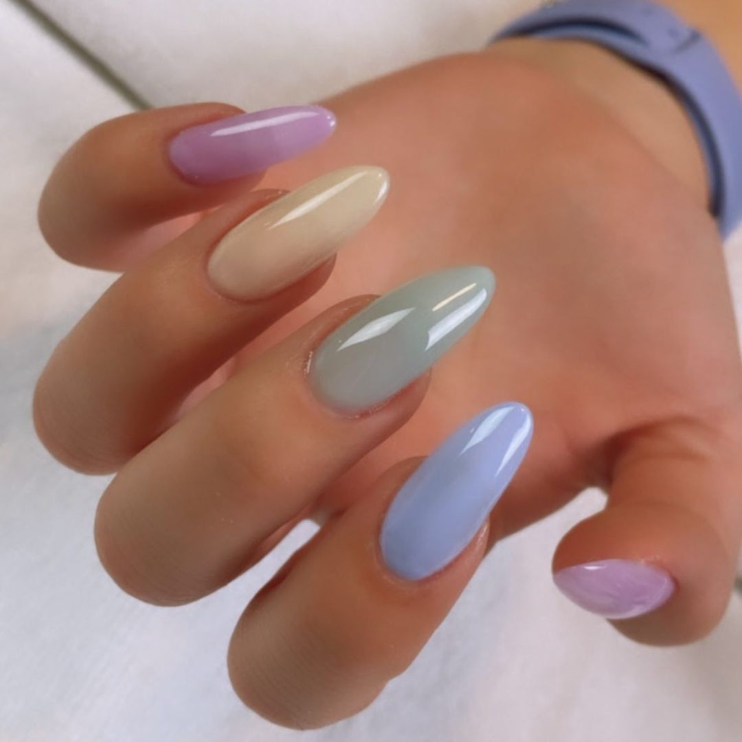 Manicura multicolor en tonos pastel. Esmaltar cada uña de un color diferente es otra de las tendencias de la primavera. Lo que más se lleva es elegir los tonos pastel: azul, amarillo, verde, rosa… (Instagram @tombachik).