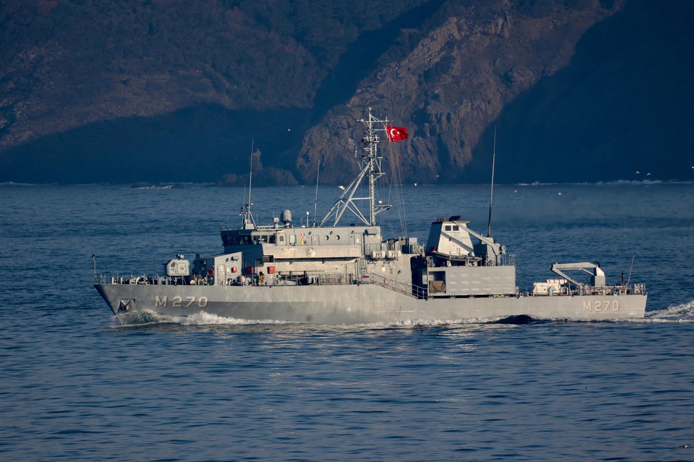 El buque de caza de minas de la Armada turca navega en el Bósforo camino al Mar Negro en Estambul. 