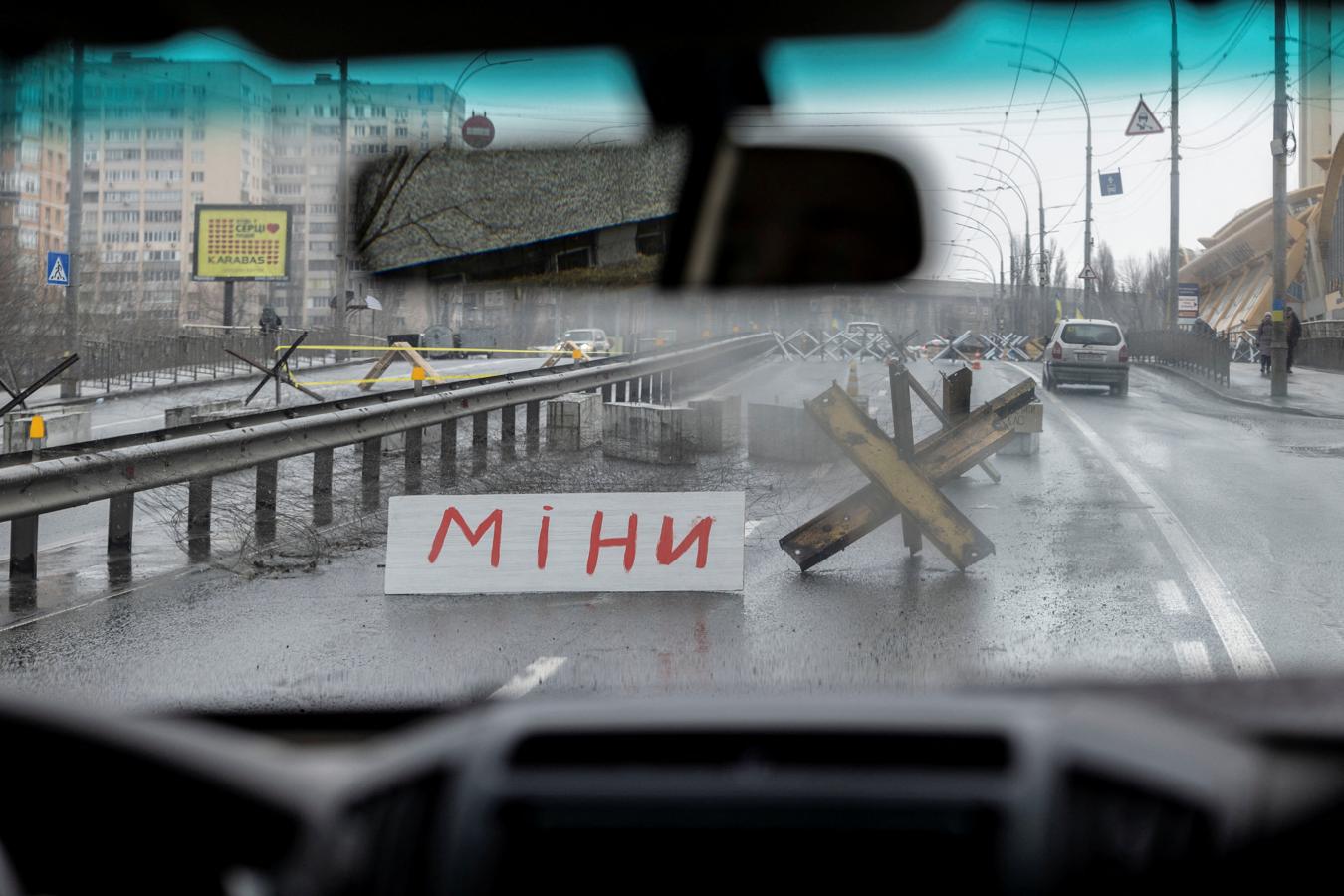 Un cartel con la palabra 'mina' en medio de una carretera en Kiev. 