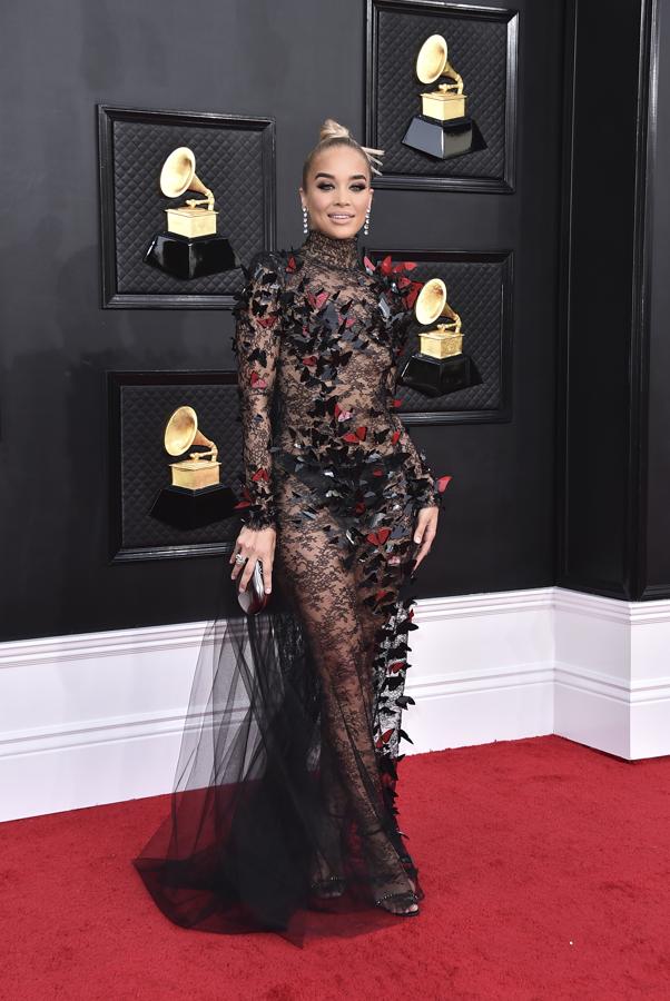 Jasmine Sanders - Alfombra roja de los Grammy 2022. Lució un diseño transparente con encaje y pétalos bordados.