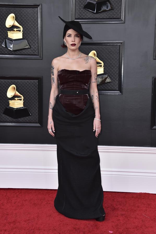 Halsey - Alfombra roja de los Grammy 2022. Eligió un diseño de Pressiat que estaba compuesto por un cuerpo encorsetado de terciopelo burdeos y una falda con caída negra.