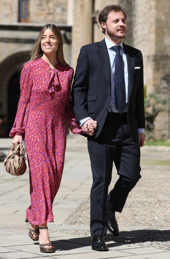 Marta Rosillo Chávarri - Los invitados a la boda de Isabelle Junot y Álvaro Falcó. Se decantó por un estilismo de aires 'boho' con un vestido fluido de flores Liberty en burdeos y morado, sandalias con platafotma y bombonera en bronce.