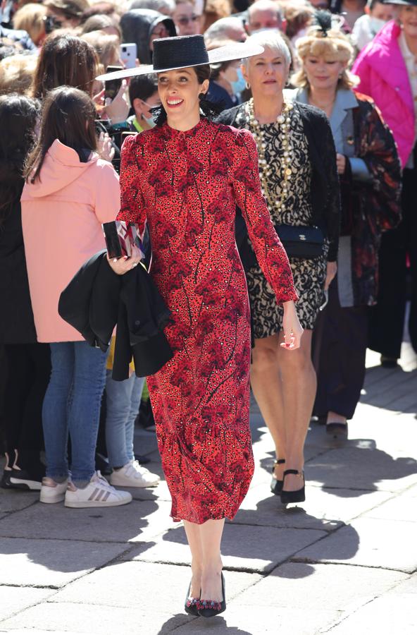Mercedes Peralta - Los invitados a la boda de Isabelle Junot y Álvaro Falcó. Eligió un diseño midi con animal print y flores en tonos rojos que combinó con una pamela negra y salones con pedrería.