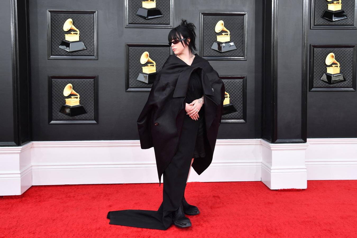 Billie Eilish, de riguroso negro, en la alfombra roja de los premios Grammy. Nominada a seis premios, la joven estrella se fue en blanco. 