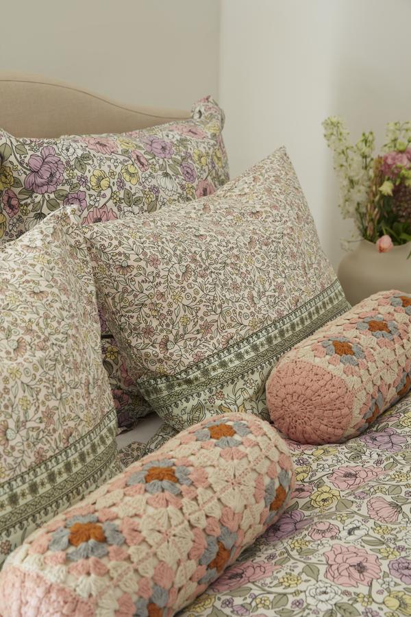 2. Funda y cojines de flores. Es el estampado idóneo para atrapar dentro de casa la frescura y la alegría del exterior. Para completar el conjunto, nada como varios cojines de ganchillo, todo un ‘must have’ de la decoración campestre actual. Funda nórdica Adrienne (40 €) y cojines cilíndricos Brielle (45 €, con relleno). Ambos en Westwing.