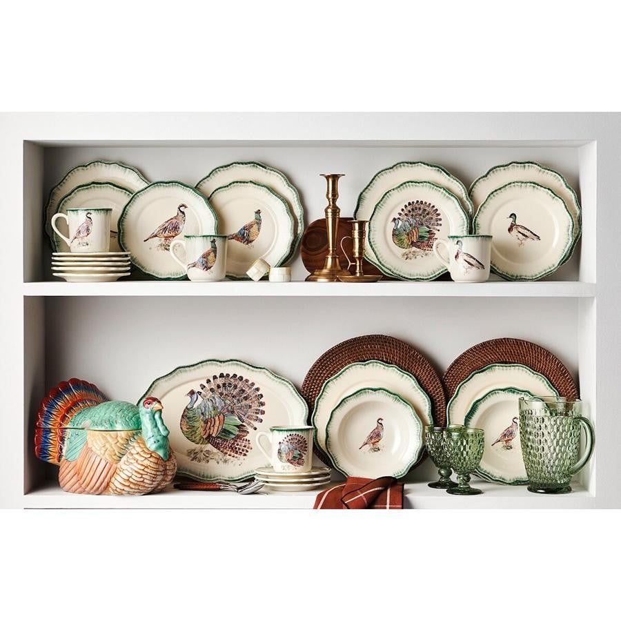 8. Vajilla de loza. Los platos, fuentes, tazas y cuencos de la vajilla Viana de El Corte Inglés (desde 6,95 € pieza) son perfectos para vestir la mesa del comedor interior y del que se monta al aire libre los meses veraniegos. Realizada en loza y decorada con un llamativo pavo real, es muy resistente y se puede meter tanto en el lavavajillas como en el microondas.