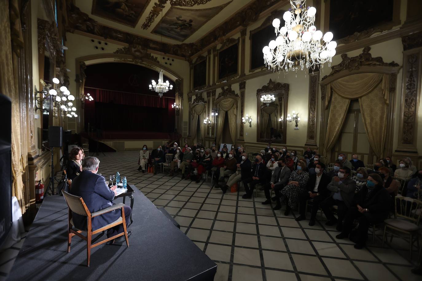 La presencia de Paloma Sánchez-Garnica en el Foro Cultural de ABC Córdoba, en imágenes