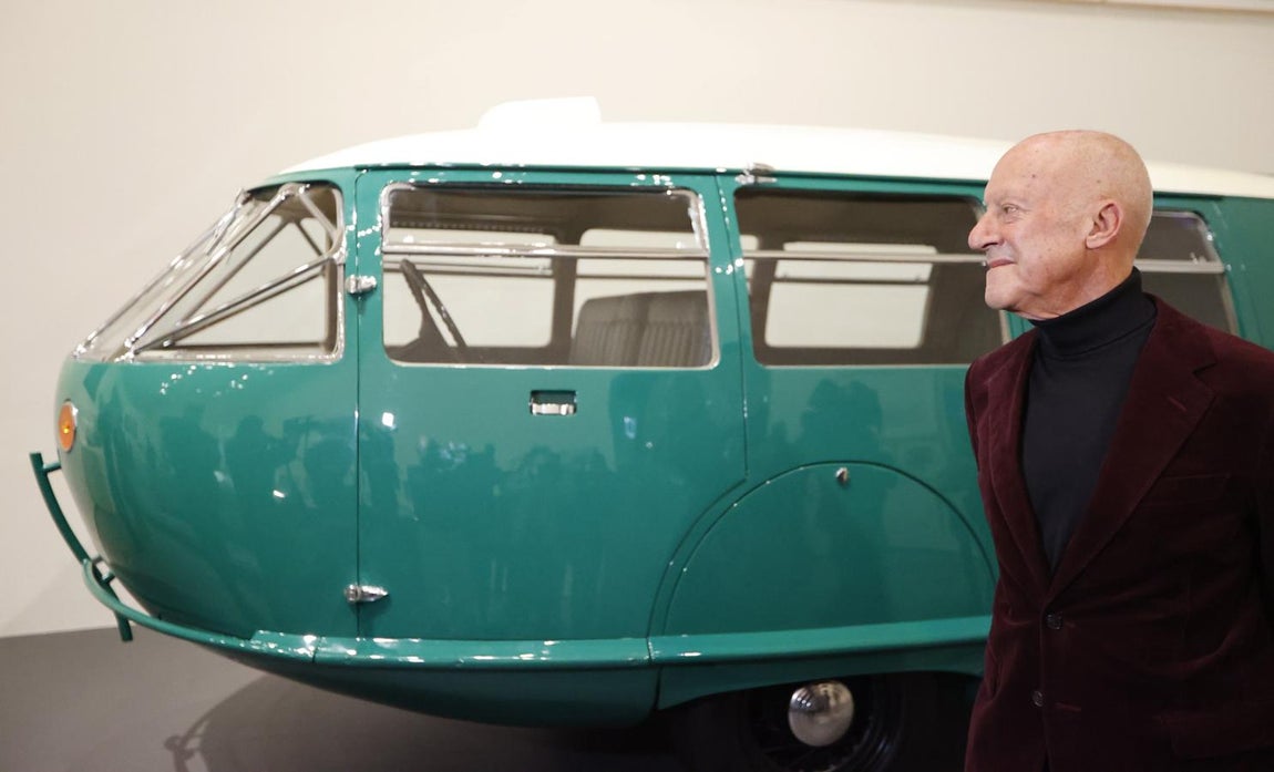 «Hace mucho tiempo que siento fascinación por la belleza de los vehículos, desde aviones, bicicletas, automóviles y locomotoras hasta barcos, naves espaciales y zepelines –confiesa lord Foster–. Los más extraordinarios de estos medios de locomoción poseen una belleza inherente. Avivan mi imaginación de la misma manera en que me inspiran las grandes obras arquitectónicas, pictóricas y escultóricas», explica Foster en la entrevista realizada en ABC. 