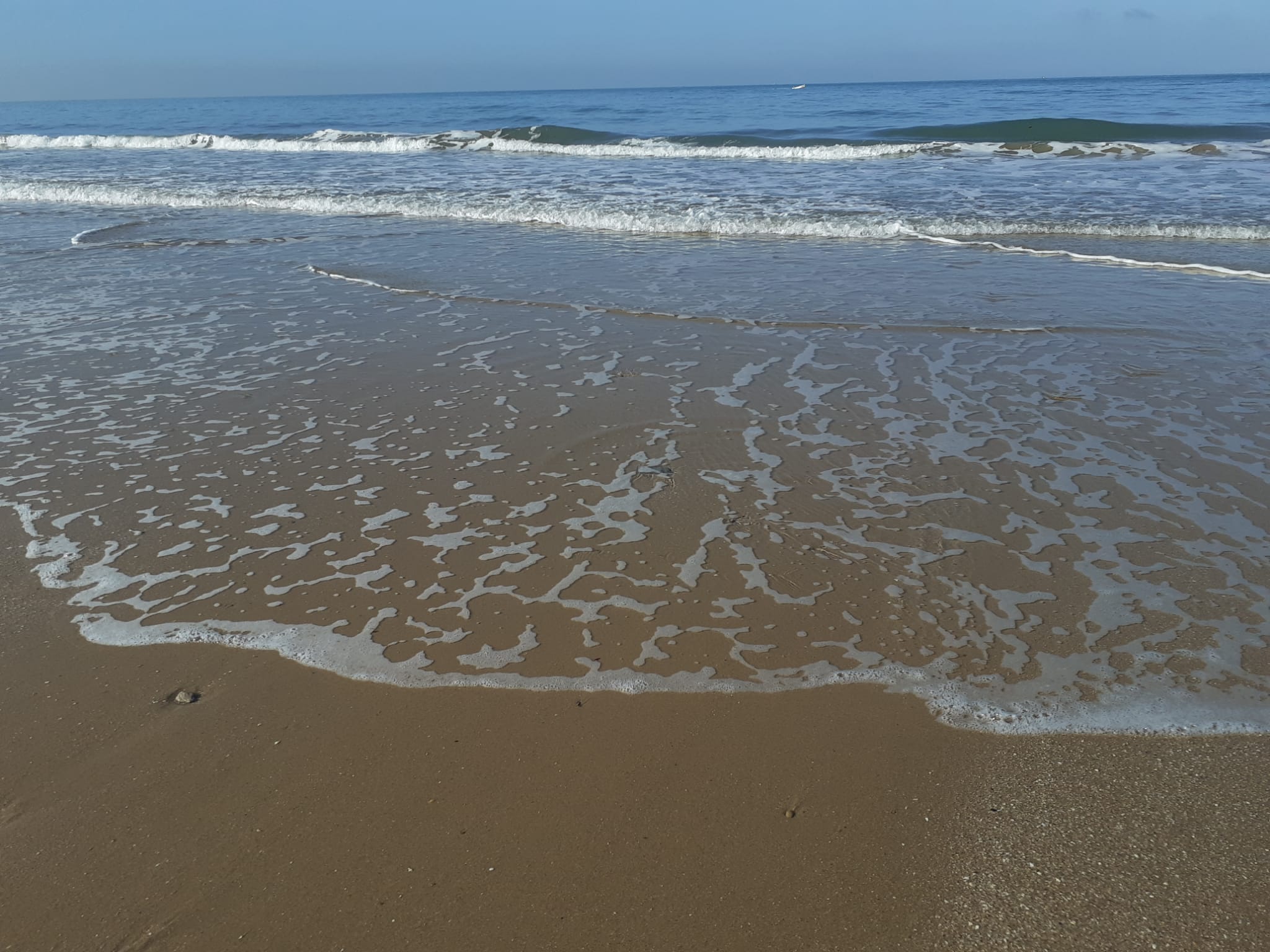 La playa Victoria, preparada para la Semana Santa en Cádiz