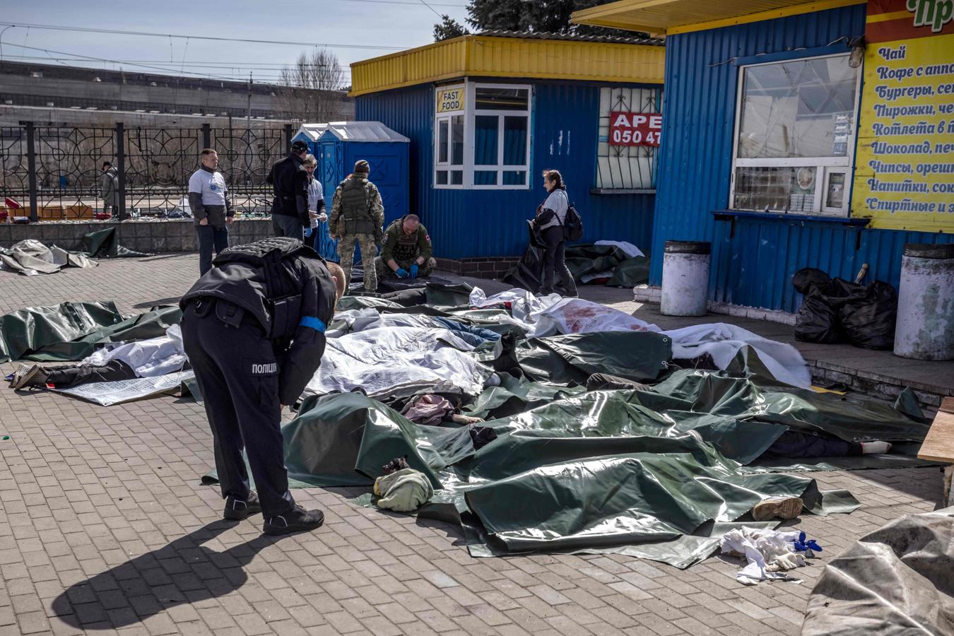 Decenas de cadáveres se acumulan a las puertas de la estación de Kramatorsk. 